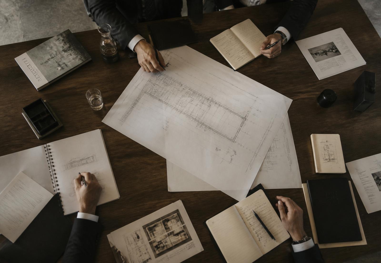 Executivos analisando plantas e projetos